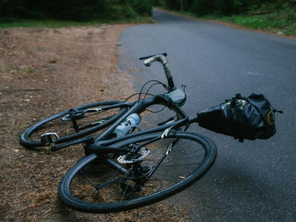 Сталкивавшие ради развлечения велосипедистов в кюветы французы осуждены за организованное насилие