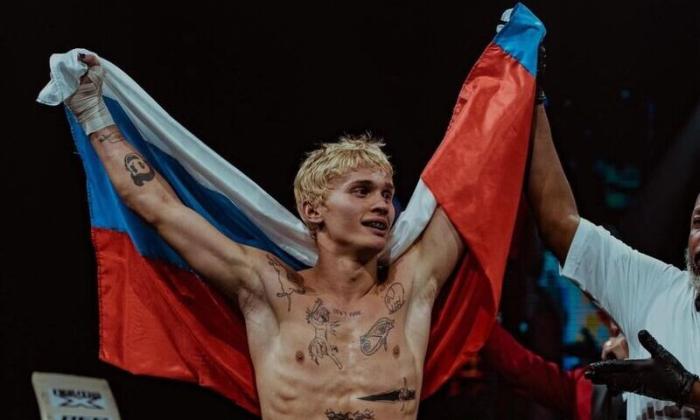 Даня Милохин одержал победу в своем первом бою ММА, выйдя на ринг с российским флагом: видео