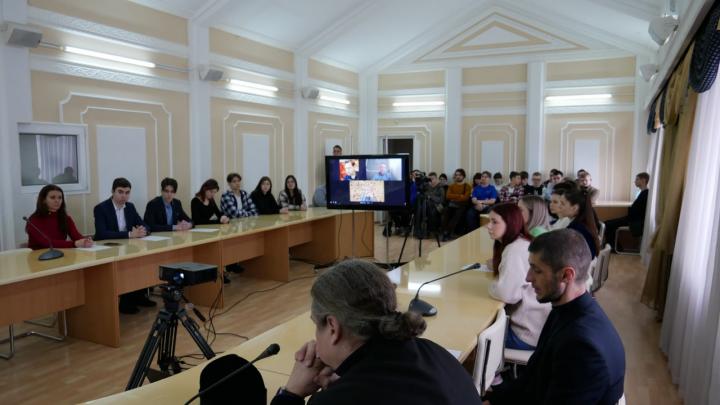 В Луганске состоялся международный круглый стол "Россия – оплот традиционных ценностей в современном мире"