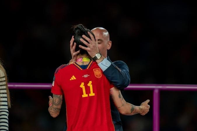 Поцелуй Рубиалиса стал проклятием: испанская полиция преследует футбол