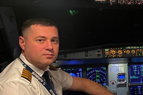 Второй пилот севшего в поле самолета прокомментировал увольнение командира: "Какая-то политика"
