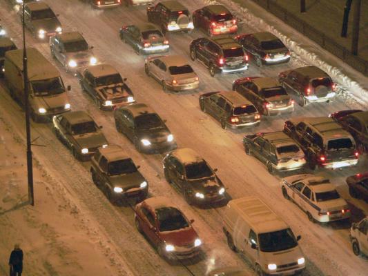 Дорожный ад: десятки машин столкнулись на московских трассах ночью 9 мая