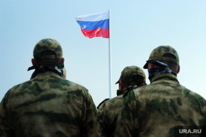 Русские бойцы подняли флаг России над селом Работино