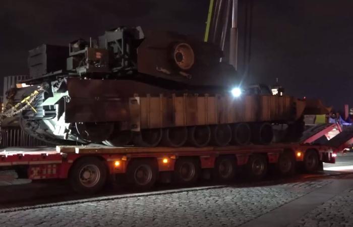 Подбитый американский танк «Abrams» успели доставить к открытию трофейной выставки 1 мая в Москву